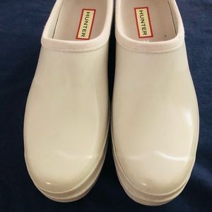 Hunter Play Clogs. Worn a few times. Size 8 woman’s. Runs a little big.